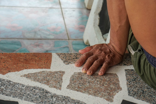 靠近粗糙的老男人左手坐在水泥长凳上图片下载