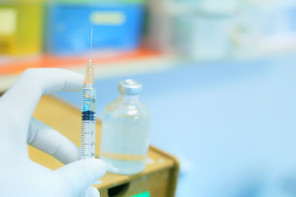 疫苗瓶剂量流感注射药物针筒注射器，医学概念接种疫苗皮下注射治疗疾病护理医院预防免疫疾病疾病婴儿儿童。蓝色背景图片图片下载