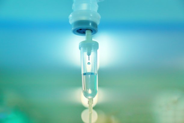 设静脉滴注液体静脉滴注生理盐水病房滴注、医学概念、治疗急诊和注射药物滴注护理化疗、概念。淡蓝色背景，选择性聚焦库存照片库存照片图片下载