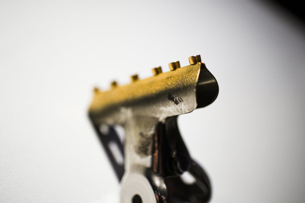 金属金色油漆工作的塑料喷嘴部分的si-fi模型图片下载