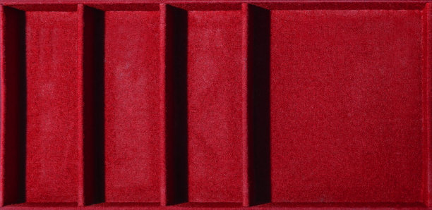 一种有隔板的盒子，用来存放小物品，通常用红布做，可以作为你创作的背景或模板。图片下载