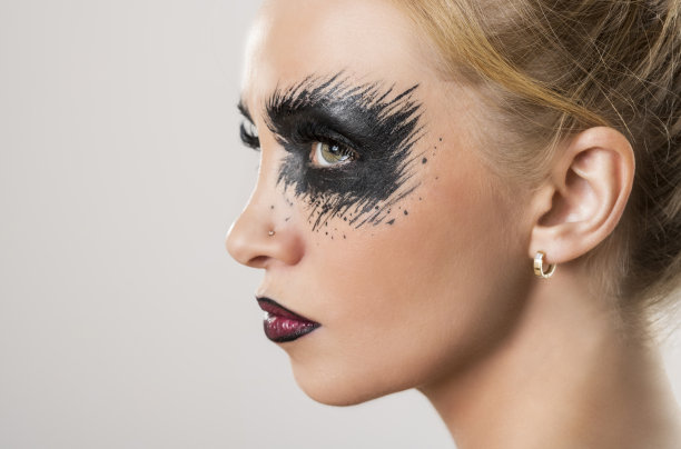 化妆艺术。一幅漂亮的年轻女子的画像图片下载