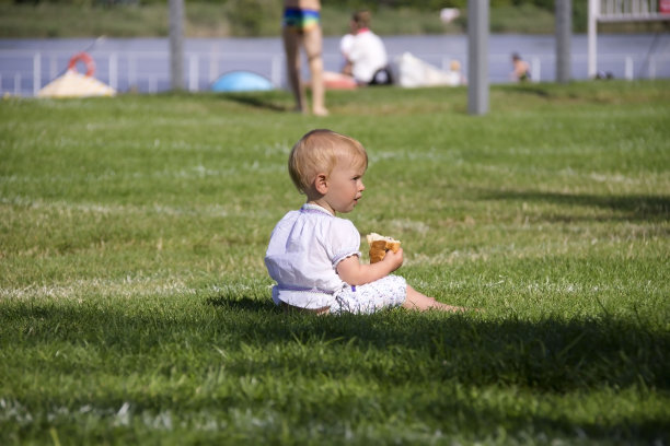 小女孩坐在草地上图片下载