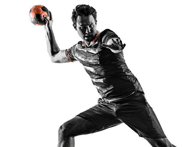 年轻的球场手球运动员男子剪影影孤立白色背景图片下载