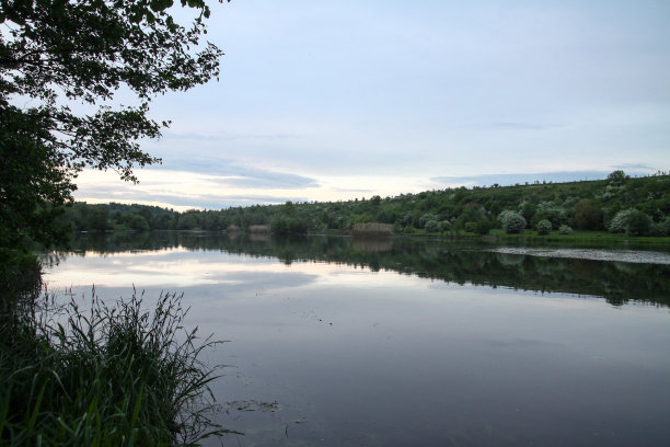 夏天高原上的一条美丽的河流。湖在一个生态干净的公园保护区，在山的背景。春天的美景。设计素材照片图片下载