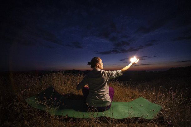 放松，回归自然。晚上瑜伽。随心。一个快乐的年轻女游客在大自然中做放松练习的WS。图片下载