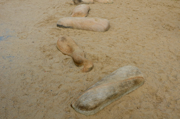 在沙质操场上造景，用砂石制成的人工造型石材产品图片下载