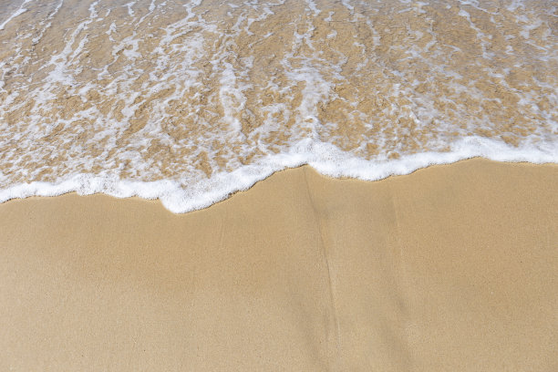 清澈的海水和干净的沙滩图片下载