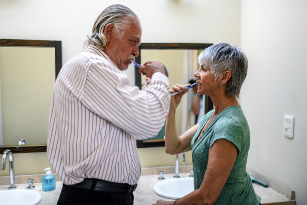 刷牙的成年男性和老年女性简介图片下载