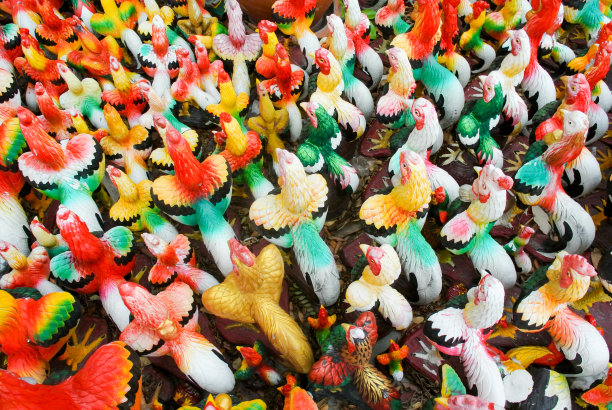 街道地上的鸡雕塑图片下载