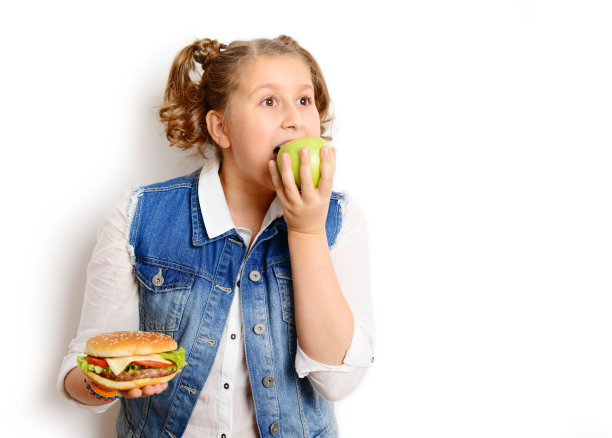 女学生在白色背景下吃汉堡图片下载