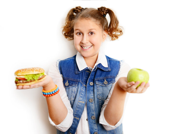 女学生在白色背景下吃汉堡图片下载