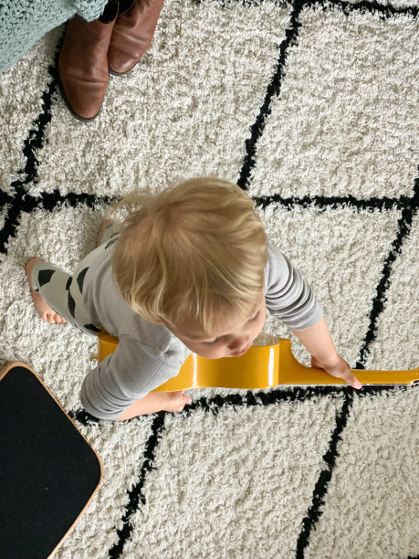 蹒跚学步的男孩在弹吉他图片下载