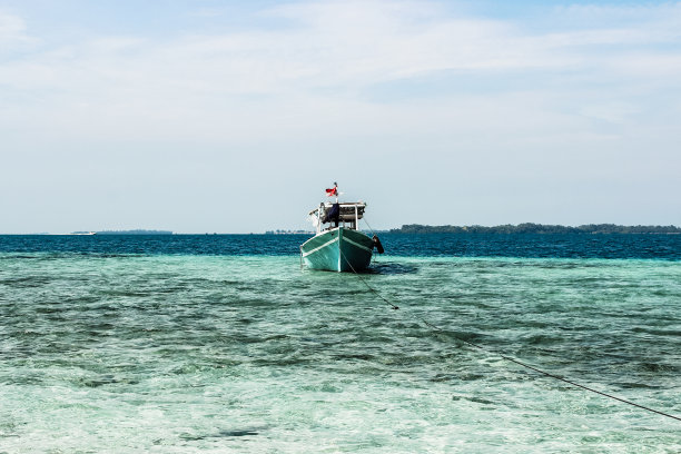 小船和美丽的海滩(雅加达Kepulauan Seribu)图片下载