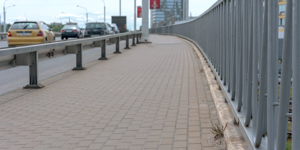 空人行道的城市桥在城市街道模糊的道路与汽车的背景图片下载