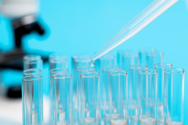 液滴到蓝色背景的试管上图片下载