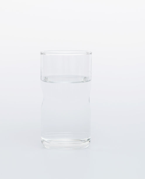 一杯白底的水图片下载