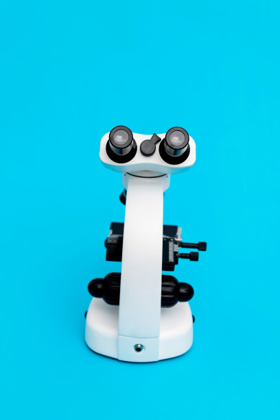 白色显微镜，蓝色背景图片下载