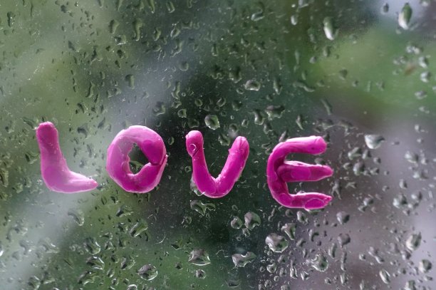 湿窗户上的“爱”字。图片下载