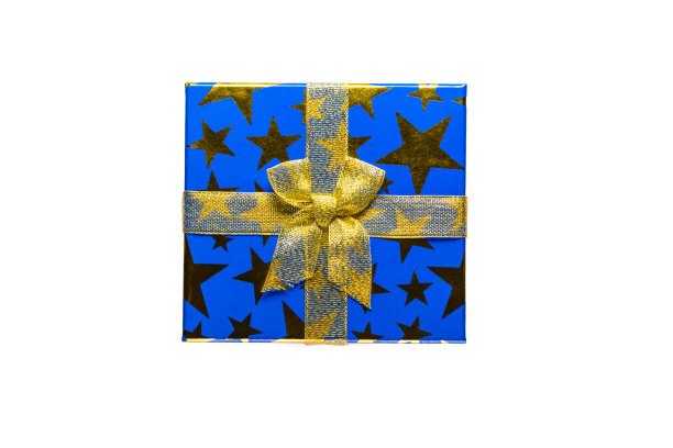 礼品或礼品盒与金色丝带上的白色背景俯视图。图片下载