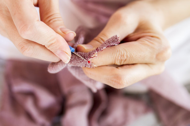 一个女人在脱布料的线素材图片