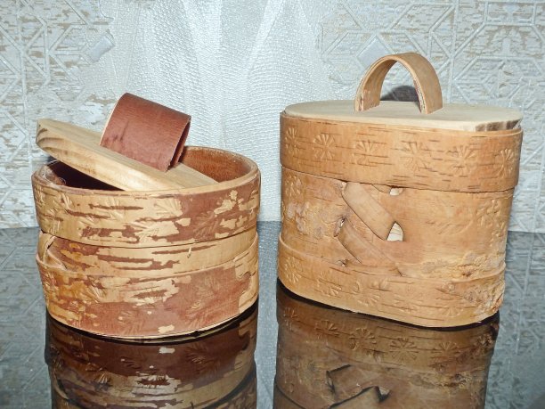Tuesok——一个带盖的桦树皮小盒子。用于松散产品的储存。特写镜头。俄罗斯民间工艺。复古。图片下载