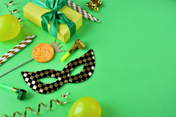 严禁使用带有节日礼盒和绿纸装饰的面具。图片下载