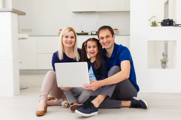 家庭俯视图坐在地板上使用笔记本电脑在她的房间在家里图片下载