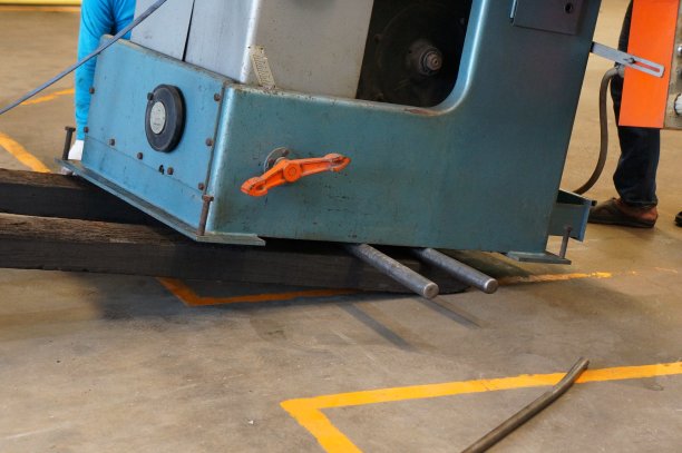 用钢筋从卡车上移出的机器图片下载