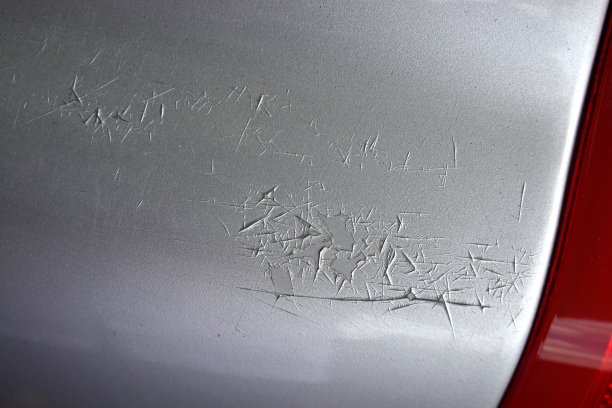 旧汽车的表面裂开了汽车上的油漆开裂剥落。图片下载