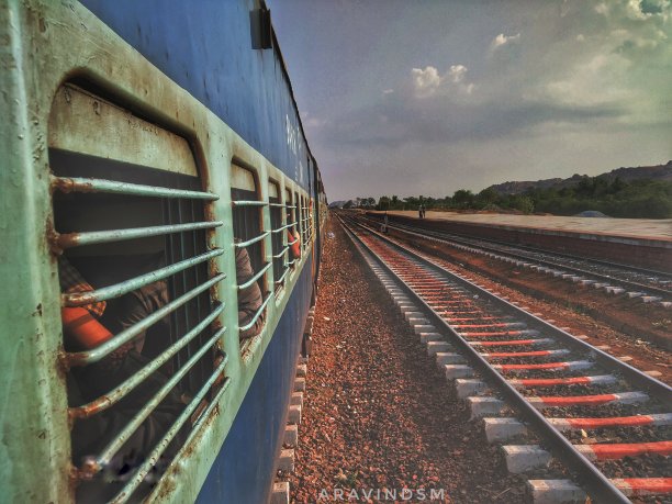 旁边有一列火车的牵引线图片下载