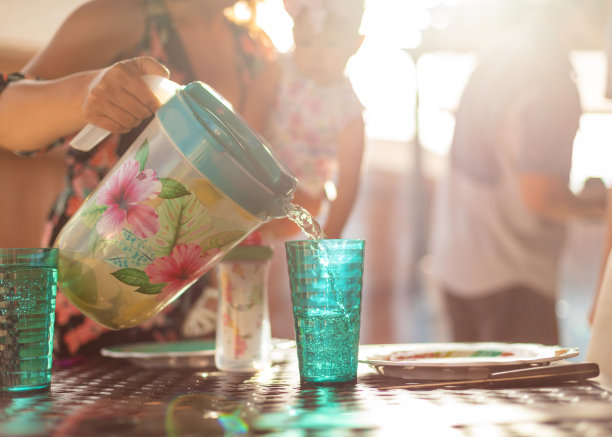 年轻的千禧一代父母和女孩子户外烧烤照片系列图片下载