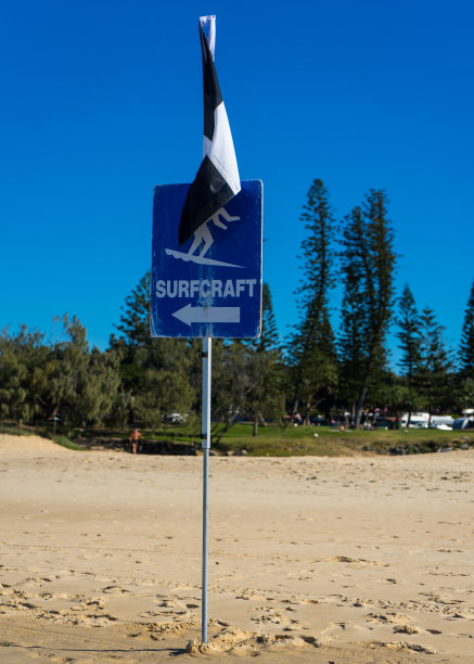 海滩上的冲浪船警告标志和黑白旗子图片下载
