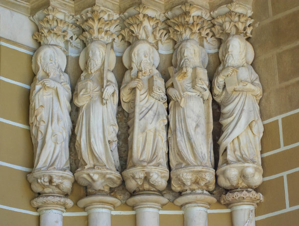 葡萄牙历史悠久的大教堂外的五使徒哥特式雕像图片下载