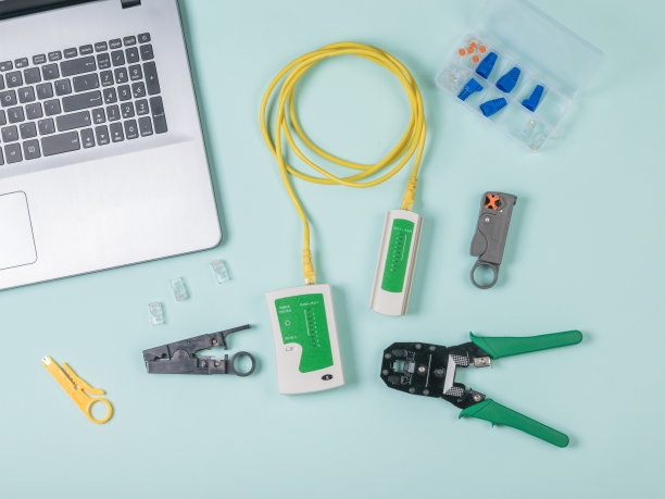 将一根utp电缆连接到你的笔记本电脑上以连接到互联网。图片下载