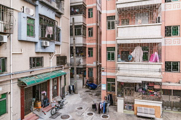 Сourtyard在白天的公寓房子。图片下载