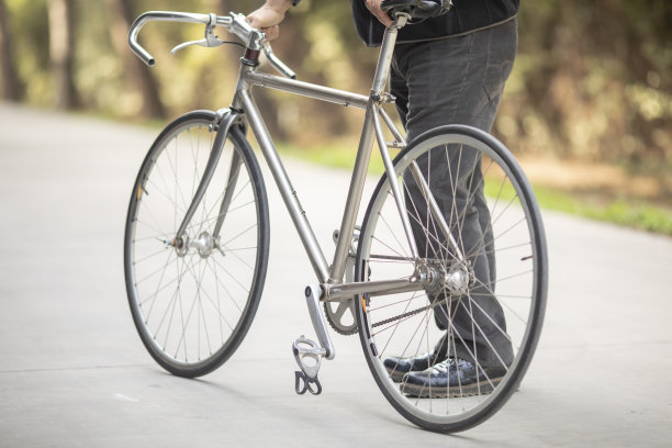 骑自行车的人图片下载