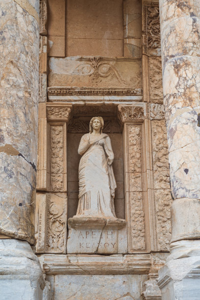 塞尔苏斯图书馆入口处的女性雕像图片下载