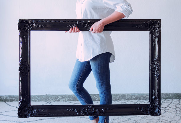 古董框架里的人形图片下载