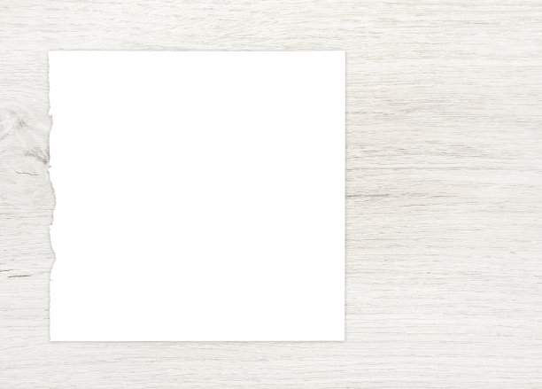 白纸在木头上。图片下载