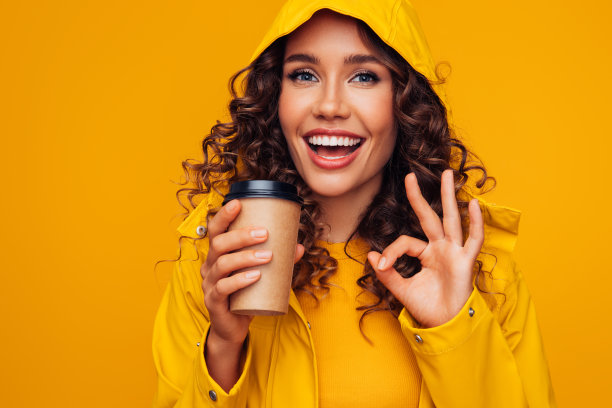 女人在雨衣图片下载