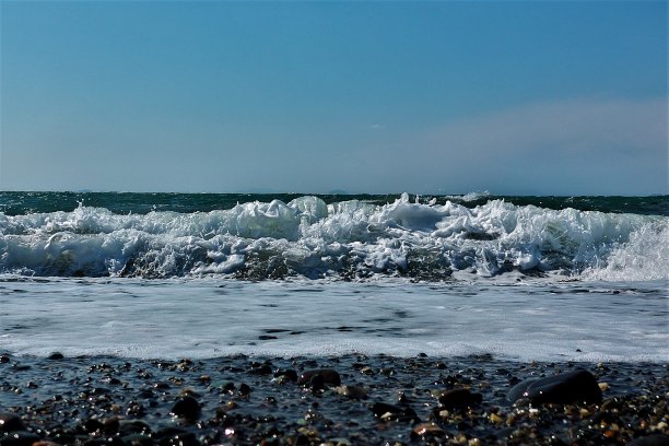 海浪如洗涤泡沫，蓝天如地平线图片下载