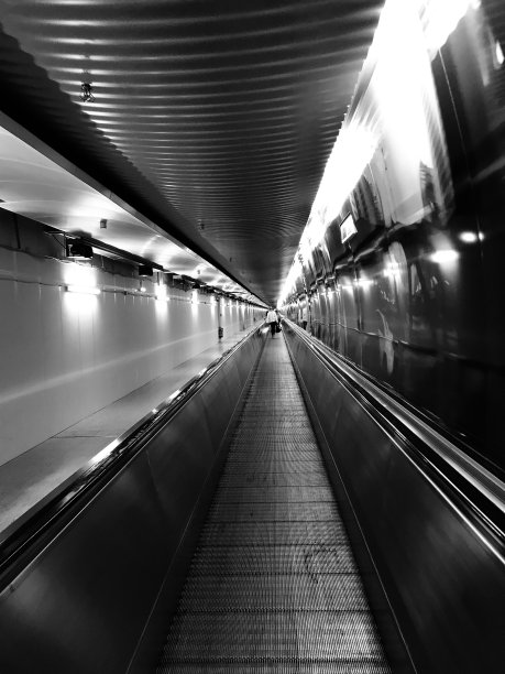 电梯通道隧道在机场独特的照片图片下载