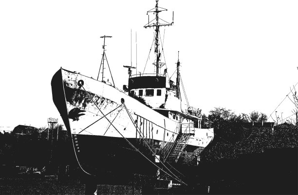 船在码头上，在港口地区。安装在混凝土支架上。图片下载