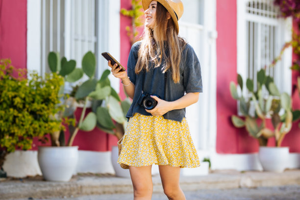 迷人的年轻女子站在城市里自拍图片下载