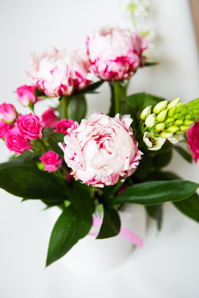 白色的椅子上放着一束美丽的粉红色牡丹和小玫瑰。婚礼花束,生日。特写镜头。图片下载