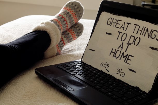 一个人躺在床上，拿着黑色笔记本图片下载