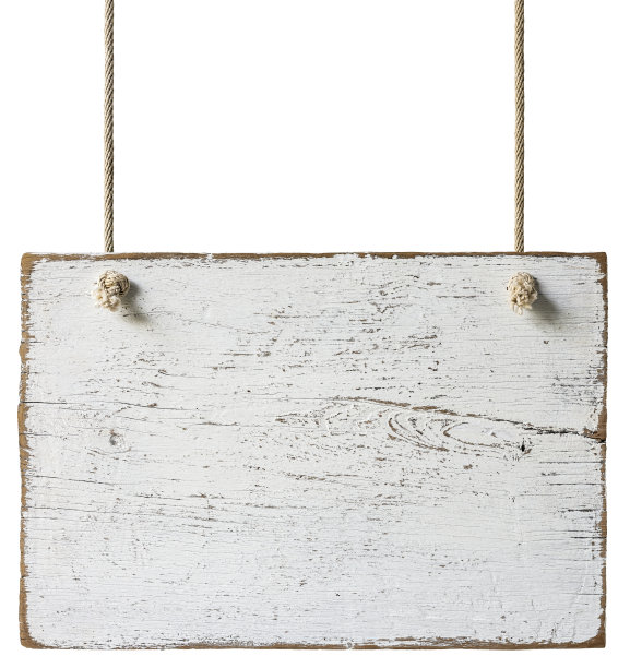 老风化的白色柚木标志/招牌板由旧绳子挂在孤立的白色背景。包括剪切路径。图片下载