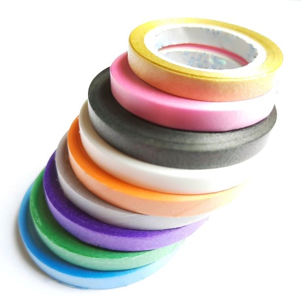 多色卷曲丝带排列成对角线形状美丽的白色图表作为背景图片下载