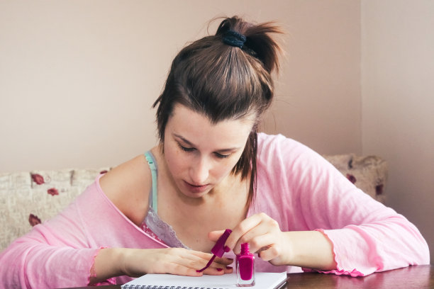 年轻的微笑女人有美甲在她的房间库存照片图片下载